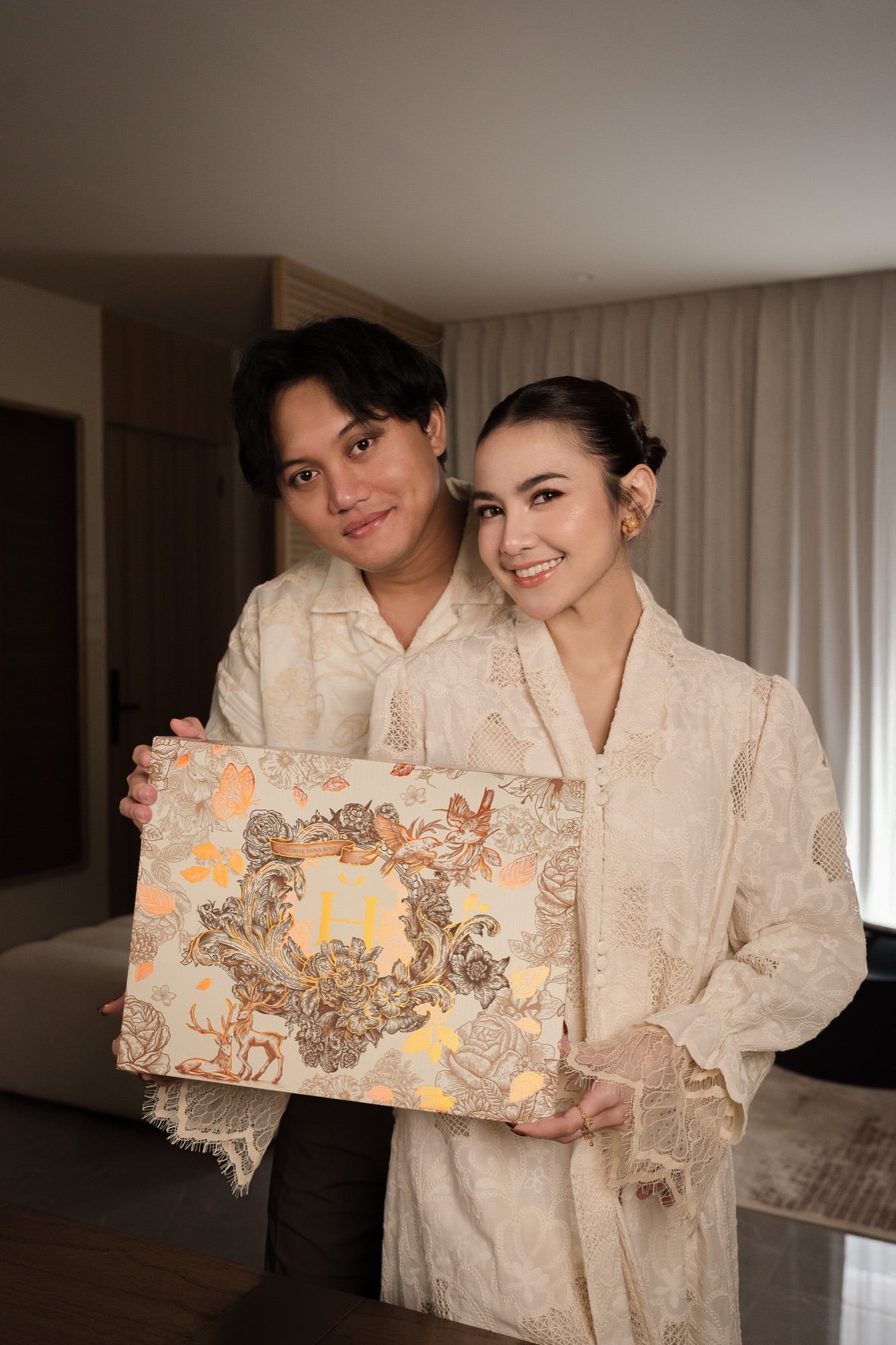 Pasangan bersama signature gift box Howel & Co