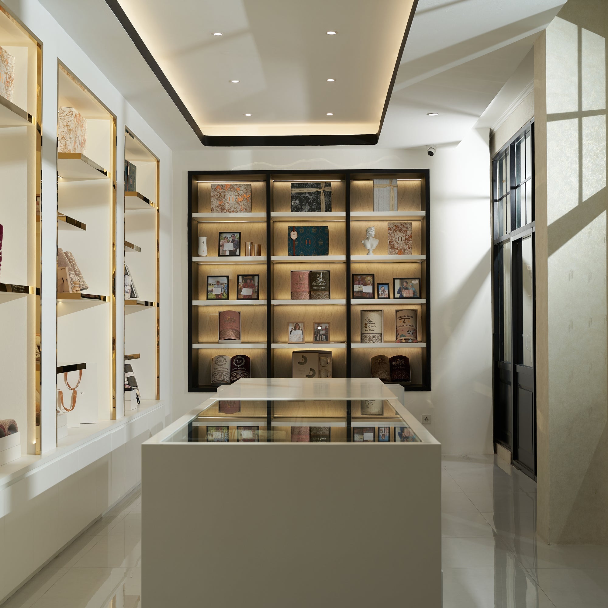 Showroom Howel & Co di Season City