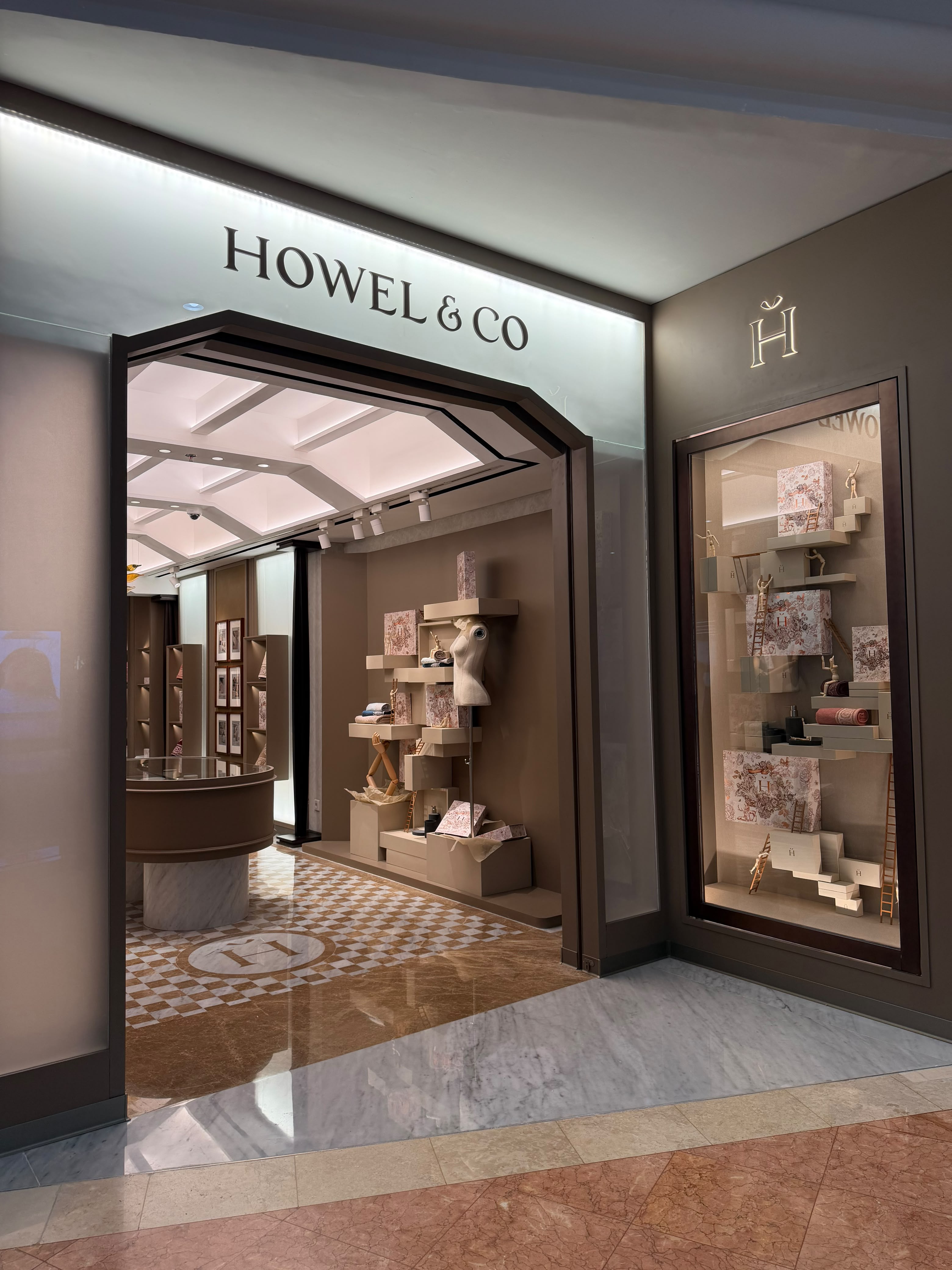 Flagship Store Howel & Co di Plaza Senayan